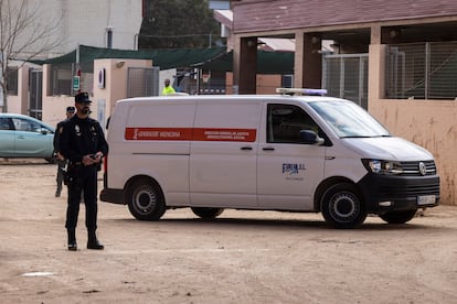 Un vehículo de los servicios fúnebres abandona la zona del suceso.