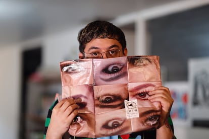 Morales sostiene uno de sus diseños, en su estudio en Ciudad de México.