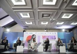 Dilian Francisca Toro, gobernadora del Valle del Cauca (Izq); Natalia Gutiérrez, presidenta de Acolgen; Andrea Mosquera, directora general comercial para Colombia, Centroamérica y el Caribe de SGS; Laura Roa, presidental del FNA; y Luz María Velásquez (der.), vicepresidenta de negocios para personas, pymes, y empresas de Bancolombia.