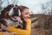 Mujer con perro boyero de Berna