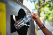 Mujer reciclando una botella