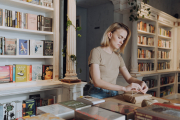 Mujer envolviendo libro para regalo