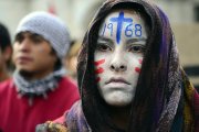 Jóvenes en el 44 aniversario de la matanza de Tlatelolco