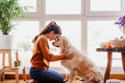 Mujer abrazando a su perro