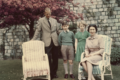 Familia Real británica en los jardines de Windsor en 1959