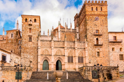 fachada-monasterio-guadalupe-caceres