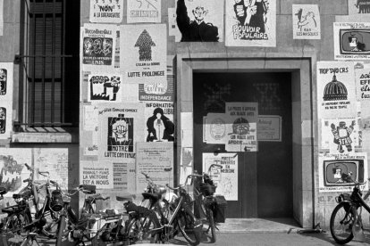 Carteles políticos en la fachada de la Facultad de Medicina parisina en 1968