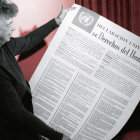 Eleanor Roosevelt con la Declaración de Derechos del Hombre