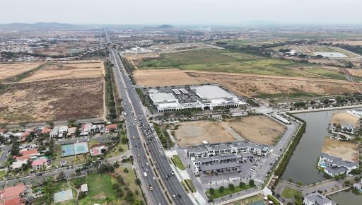 Obras en la av. Samborondón por parte del Municipio de Samborondón.