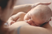 Después de dar a luz, son muchas las mujeres que quieren practicar la lactancia materna con sus bebés pero que se encuentran con una sorpresa: no les sube la leche. ¿Cuáles son los motivos probables? Te los contamos.