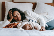 Mamá viendo dormir a su bebé