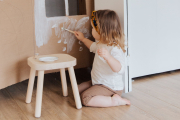 Niña pintando en su habitación