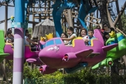 Niñas en una atracción del Parque de Atracciones de Madrid