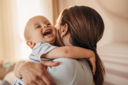 Bebé en brazos con su madre