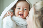 Bebé recién nacido con su madre