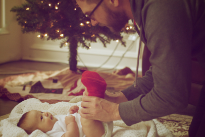 Padre cuidando a su bebé en Navidad