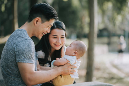 La llegada de un bebé supone una auténtica revolución en la pareja, pero con una buena comunicación y otros consejos que recomiendan los psicólogos, se puede lograr un buen equilibrio.