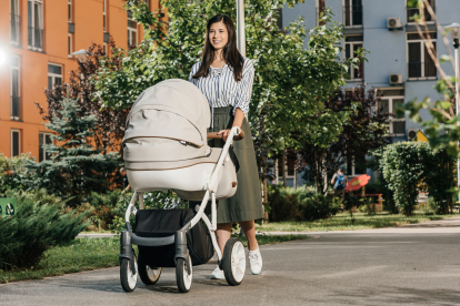 Mamá paseando con su bebé