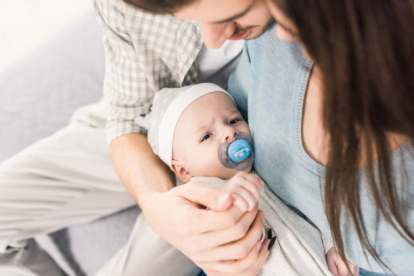 Bebé recién nacido con sus padres