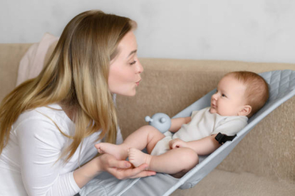 Cuando una madre canta a su bebé le ayuda a desarrollar su capacidades cognitivas, físicas, emocionales y sociales, según explica la neuropsicólga Elvira Perejón.