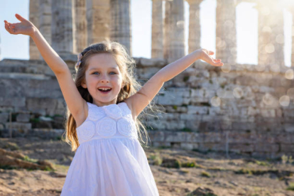 Niña feliz en Grecia