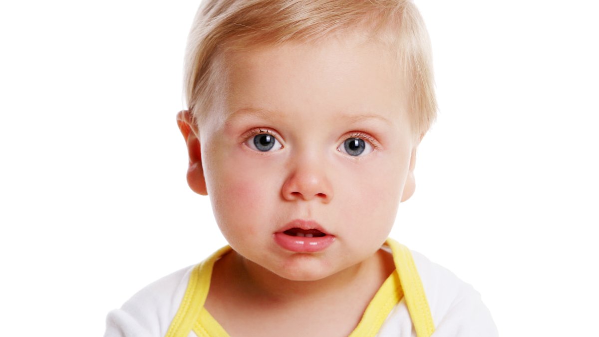 Padres con ojos marrones e hijo con ojos azules, ¿es posible?