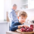 Niño comiendo uvas