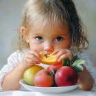 Una niña comiendo fruta