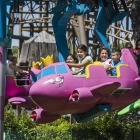 Niñas en una atracción del Parque de Atracciones de Madrid