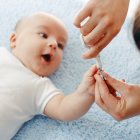 Unas tijeras de punta redonda o una lima de vidrio son las mejores opciones para recortar las frágiles uñas de los bebés recién nacidos.