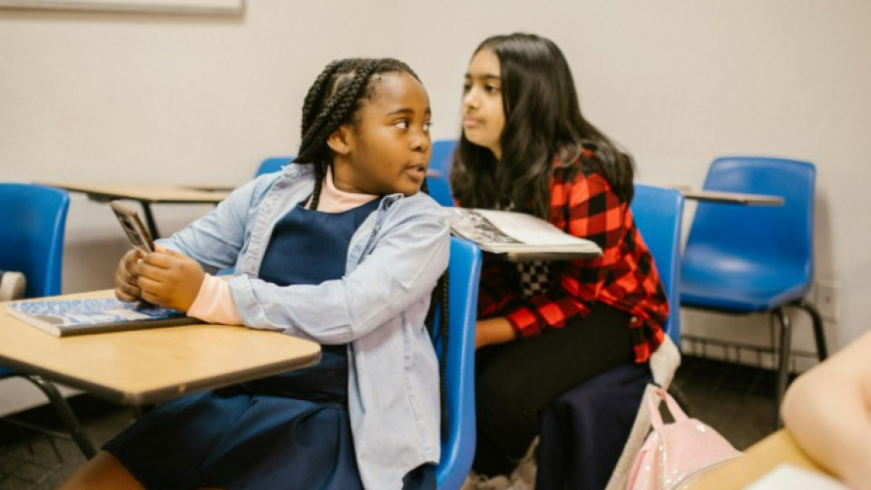 Criança com celular na sala de aula - Foto: Pexels