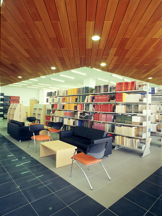 Biblioteca Central Universidad Católica del Norte / Marsino Arquitectos Asociados - Estanterías, Sillas, Fijación Vigas