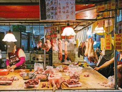 傳統市場是臺灣肉品產銷的重要環節，各種部位任君挑選，肉攤老闆也會傳授適合的料理方式。（攝影╱黃毛）