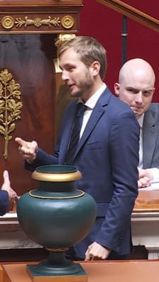  Présidence de l'Assemblée nationale: deux députés LFI-NFP refusent de serrer la main de l'assesseur RN et un autre joue à chifoumi  