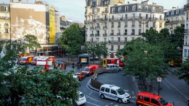 Des policiers et véhicules de secours se trouvent près du lieu où un automobiliste a foncé sur la terrasse d'un café à Paris, le 17 juillet 2024