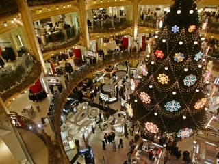 Un grand magasin parisien, quelques jours avant Noël (illustration)