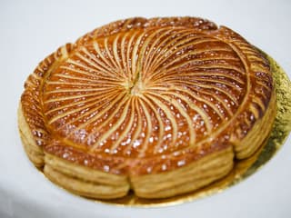 Une galette des rois à la frangipane exposée lors du concours des « Meilleurs gâteaux de l'Épiphanie » organisé par l'association des boulangers et pâtissiers du Vaucluse à Apt. Janvier 2022.