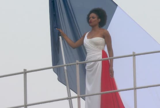 La mezzo-soprano Axelle Saint-Cirel chante la Marseillaise pendant la cérémonie d'ouverture des JO de Paris 2024