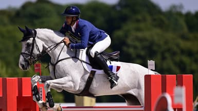 Le cavalier français Stéphane Landois sur le cheval Chaman Dumontceau pendant les JO de Paris, juillet 2024