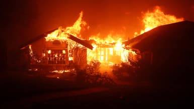 Un incendie ravage une maison alors que l'incendie d'Eaton se déplace dans la région le 8 janvier 2025 à Altadena, en Californie. 