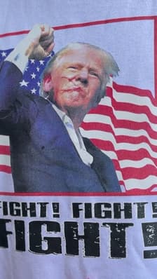 Bandage sur l'oreille, t-shirts "Fight"... Comment la tentative d'assassinat contre Trump est devenue un symbole chez les républicains 