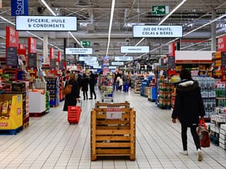 Des consommateurs font leurs courses au supermarché Carrefour de Langueux, dans l'ouest de la France, le 29 janvier 2022. (Illustration)