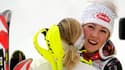 Mikaela Shiffrin, de face, serre dans ses bras sa concurrente autrichienne, arrivée seconde.