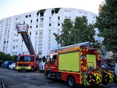 Les pompiers dans le quartier des Moulins à Nice, après la mort de sept personnes dans un incendie, le 18 juillet 2024.