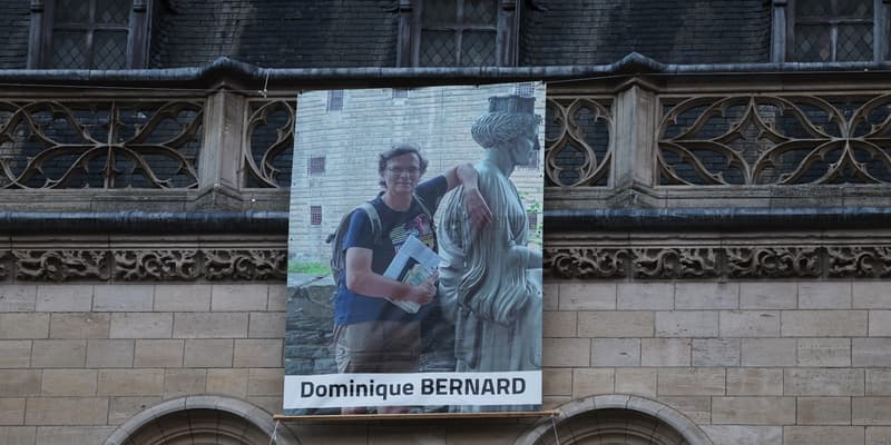 Un portrait de Dominique Bernard lors de ses obsèques sur la mairie d'Arras le 19 octobre 2023.