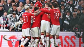 Manchester United remporte la League Cup après sa victoire sur Newcastle.