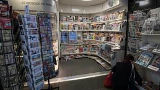 Un kiosque à journaux à Paris, en 2023