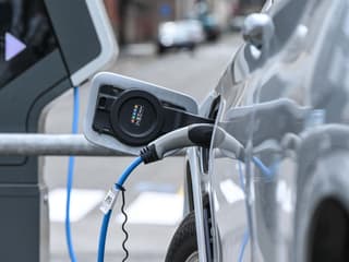 Une voiture électrique branchée sur une borne dans les rues de Lille en septembre 2022.