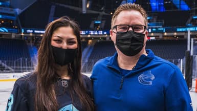 Nadia Popovici l'entraîneur assistant en charge des équipements de Vancouver, Brian Hamilton, à qui elle a sauvé la vie