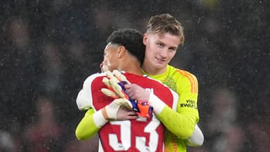  Jack Porter (16 ans) embrasse Ethan Nwaneri (17 ans) après le match Arsenal-Bolton (5-1, League Cup), le 25 septembre 2024